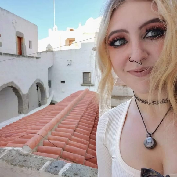 Meet your Posher, Deborah - Picture 1 of 1